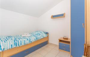 Łóżko lub łóżka w pokoju w obiekcie 3 Bedroom Cozy Apartment In Dobrinj