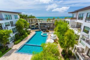 una vista aérea de una piscina en un complejo de apartamentos en Discovery Shores Boracay, en Boracay