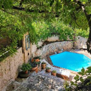 Pogled na bazen v nastanitvi Villa Festina Lente - cosy & authentic villa with private heated pool oz. v okolici