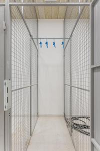 une cage vide avec des étiquettes bleues qui y sont accrochées dans l'établissement Apartmán Molo Lipno, à Lipno nad Vltavou