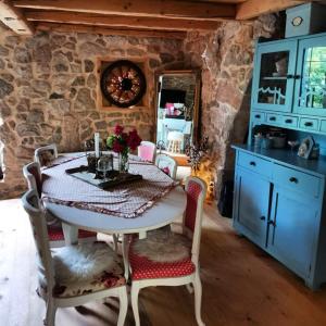 Kuchyň nebo kuchyňský kout v ubytování Festina Lente Heritage Villa Krk - Heated pool
