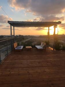 תמונה מהגלריה של Atlit Rooftop Glamping בעתלית