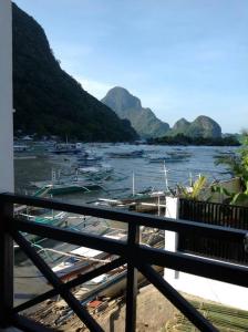 uma vista para um rio com barcos na água em Joaquinn's Bed and Breakfast em El Nido