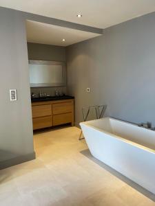 una gran bañera blanca en una habitación en Villa LA ALEGRIA en Niza