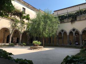 a courtyard with a tree and a building at SORRENTO BEAUTY in Sorrento