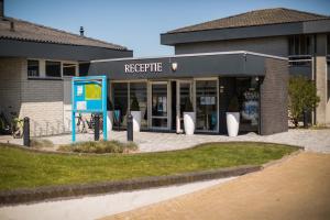 Het gebouw waarin het vakantiepark zich bevindt