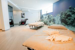 1 dormitorio grande con 2 camas en una habitación en Villas-Kroatien, en Trogir