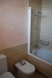uma casa de banho com um WC, um lavatório e uma banheira em Duplex Residencial Marina del Port 72 em Calafat