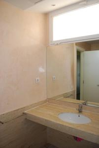 uma casa de banho com um lavatório e um espelho em Duplex Residencial Marina del Port 72 em Calafat
