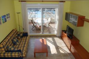 uma sala de estar com um sofá e uma mesa em Duplex Residencial Marina del Port 72 em Calafat