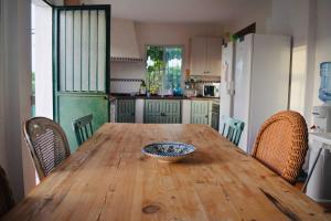 una cocina con una mesa de madera con un tazón. en Casa Con Piscina Y Pista De Tenis, en Alhaurín de la Torre