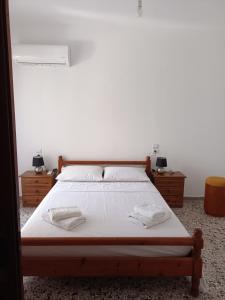 Postel nebo postele na pokoji v ubytování Kostas Maria Apartment 109m2 1st Floor
