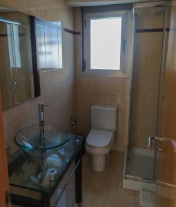 オリーバにあるAtico Olivaのバスルーム(洗面台、トイレ付)、窓が備わります。