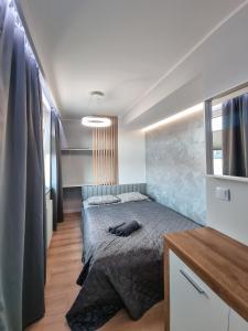 1 dormitorio con 1 cama en una habitación en Tricity Apartments - Angielska Grobla Marina Gdańsk, en Gdansk