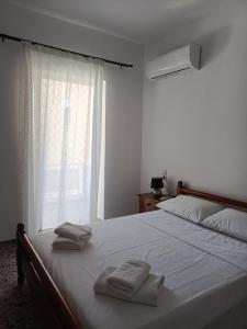 Postel nebo postele na pokoji v ubytování Kostas Maria Apartment 109m2 1st Floor + 34 fotografií