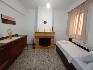 Postel nebo postele na pokoji v ubytování Kostas Maria Apartment 109m2 1st Floor