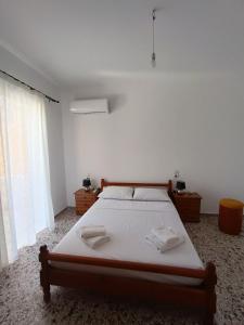 Postel nebo postele na pokoji v ubytování Kostas Maria Apartment 109m2 1st Floor