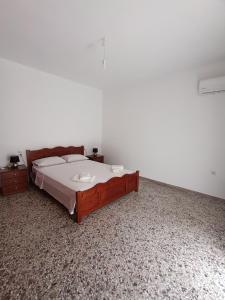 Postel nebo postele na pokoji v ubytování Kostas Maria Apartment 109m2 1st Floor