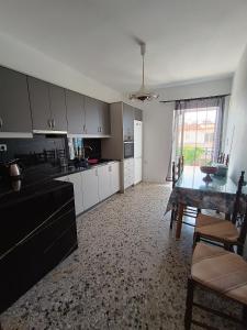 Kuchyň nebo kuchyňský kout v ubytování Kostas Maria Apartment 109m2 1st Floor