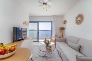 Televízia a/alebo spoločenská miestnosť v ubytovaní Greek Beach House Complex B7 + 10 fotografií