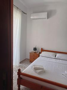 Postel nebo postele na pokoji v ubytování Kostas Maria Apartment 109m2 1st Floor
