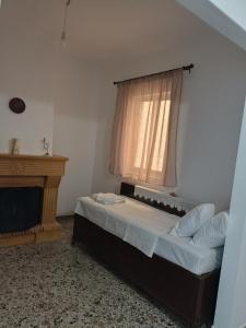 Postel nebo postele na pokoji v ubytování Kostas Maria Apartment 109m2 1st Floor