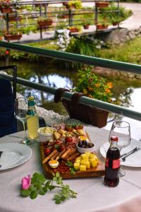 uma mesa com uma bandeja de comida e uma garrafa de refrigerante em Villa Bella Boutique Hotel em Kavadarci