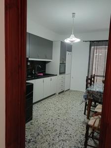 Kuchyň nebo kuchyňský kout v ubytování Kostas Maria Apartment 109m2 1st Floor