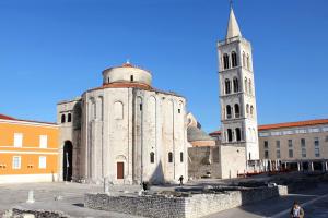 ein altes Gebäude mit einem Turm und einer Kirche in der Unterkunft Rooms by the sea Zadar - 18319 in Zadar