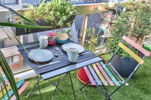 einen blauen Tisch mit Tellern auf dem Balkon in der Unterkunft Superb flat with terrace nearby the Eiffel Tower - Welkeys in Paris