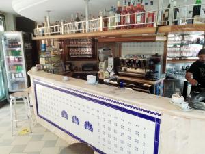 サン・ベネデット・デル・トロントにあるCasa Giardinoのコーヒーメーカー付きのコーヒーショップのカウンター