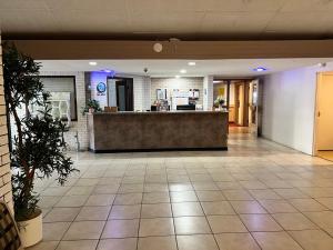 una hall con reception in un edificio di Lively Inn and Suites - Sudbury a Naughton