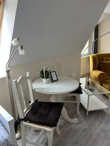 einen weißen Tisch und Stühle im Wohnzimmer in der Unterkunft Ferienhaus Wiethüchter in Lübeck