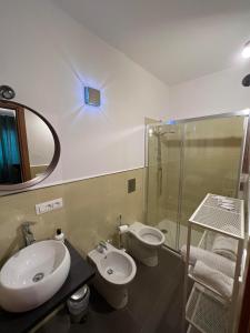 bagno con lavandino, servizi igienici e specchio di Motel Del Grosso a Eboli