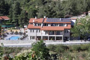 Bazén v ubytování Livadia Hotel Kyperounta nebo v jeho okolí