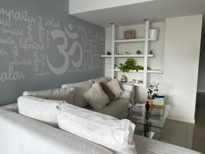 sala de estar con sofá y mesa en Alucinante departamento en La Perla 3 ambientes con aire acondicionado y calefacción central en Mar del Plata