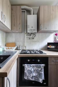 Kuchyňa alebo kuchynka v ubytovaní 3 Bedrooms Comfy Flat Celarowska