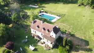 eine Luftansicht eines Hauses mit Pool in der Unterkunft Villa La Cayrouse Piscine Tennis Boulodrome in Le Bouyssou