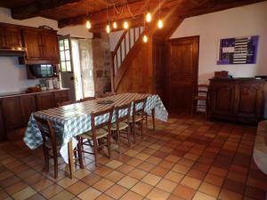 eine Küche mit einem Tisch und Stühlen im Zimmer in der Unterkunft Villa La Cayrouse Piscine Tennis Boulodrome in Le Bouyssou