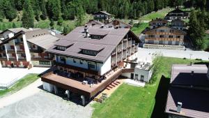 eine Luftansicht eines großen Hauses mit Dach in der Unterkunft Alpina Mountain Resort in Sulden