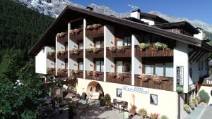 索爾達的住宿－Alpina Mountain Resort，山间酒店,配有桌椅