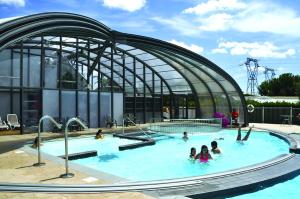 a group of people swimming in a swimming pool at Camping Le Beaulieu in Puilboreau