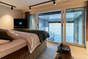 Postel nebo postele na pokoji v ubytování Nomad Water Studio