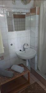 a bathroom with a sink and a shower at Kéktúrás-Tóra Nyíló privát bérlemény in Badacsonytomaj