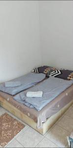 a pair of beds sitting in a room at Kéktúrás-Tóra Nyíló privát bérlemény in Badacsonytomaj