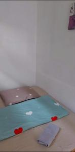 Postel nebo postele na pokoji v ubytování Kéktúrás-Tóra Nyíló privát bérlemény
