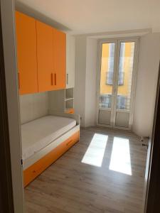 een kleine kamer met een bed en een raam bij Appartamento Corso Roma in Lodi