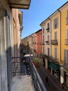 uma vista para a rua a partir de uma varanda em Appartamento Corso Roma em Lodi