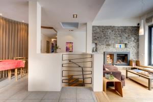 - un salon avec un canapé et une cheminée dans l'établissement Chalet Safari. Face au Mont-Blanc., à Chamonix-Mont-Blanc