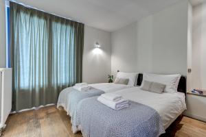 - une chambre avec 2 lits et des serviettes dans l'établissement Chalet Safari. Face au Mont-Blanc., à Chamonix-Mont-Blanc